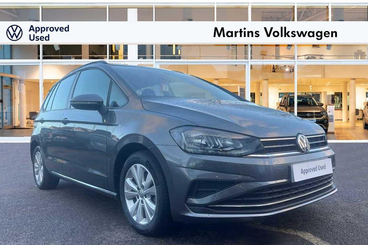 Main listing image - Volkswagen Golf SV