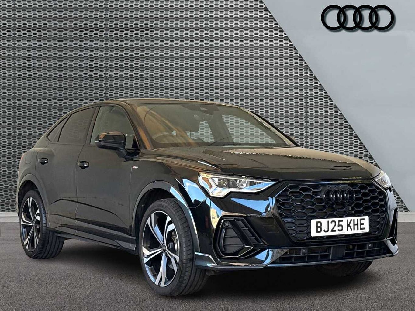 Main listing image - Audi Q3