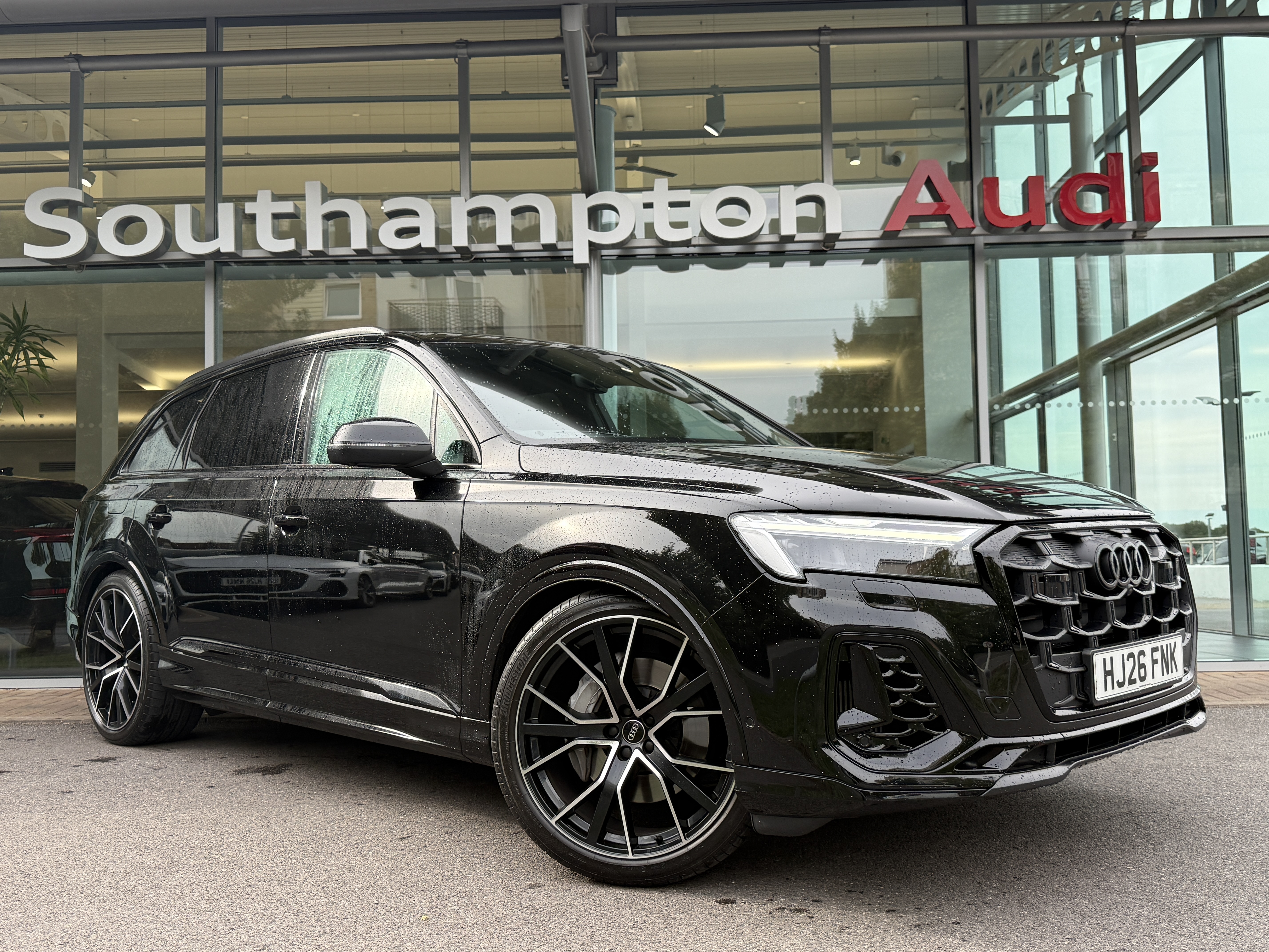 Main listing image - Audi Q7