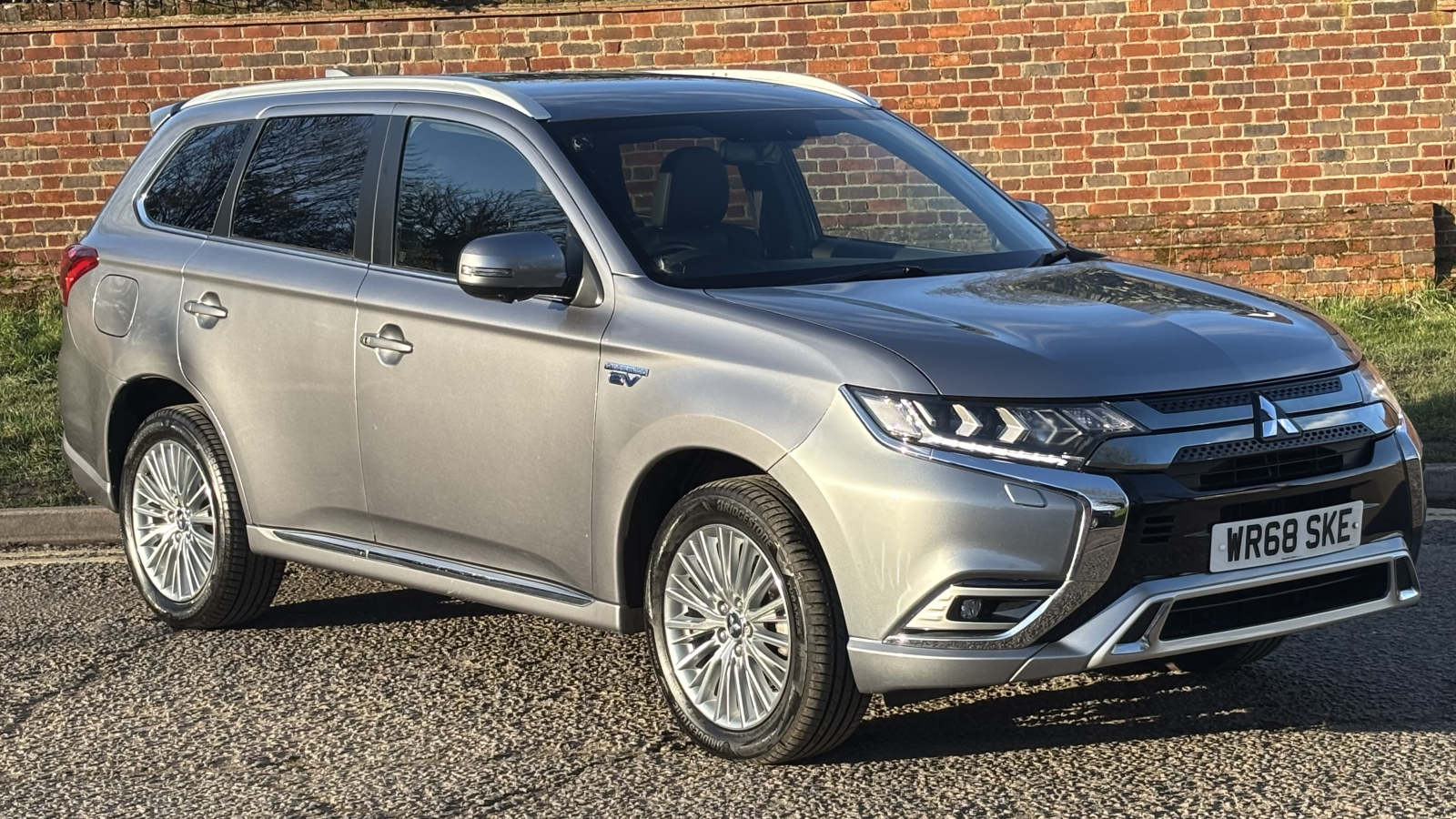 Main listing image - Mitsubishi Outlander