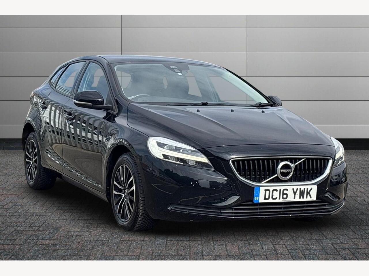 Main listing image - Volvo V40