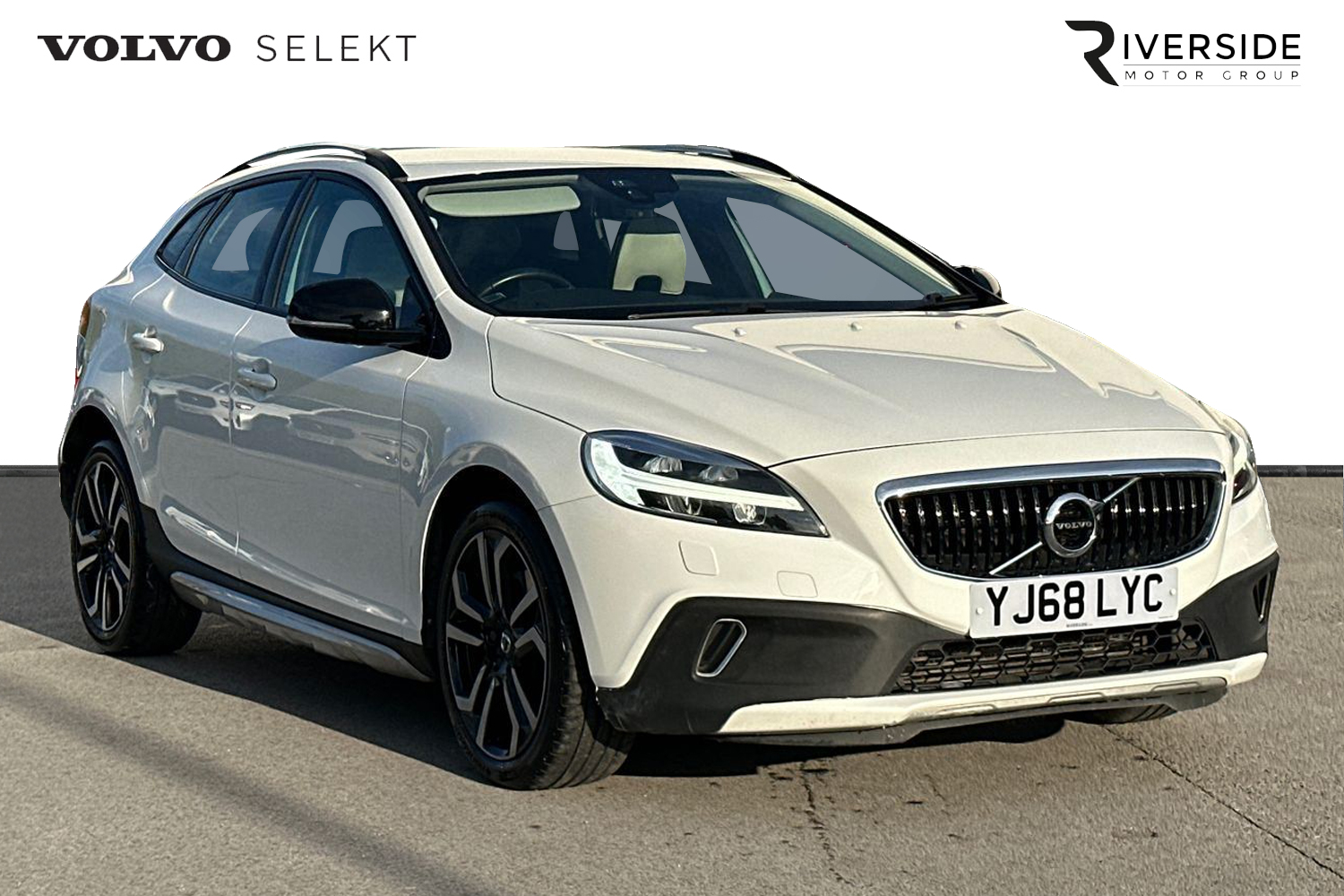 Main listing image - Volvo V40 Cross Country