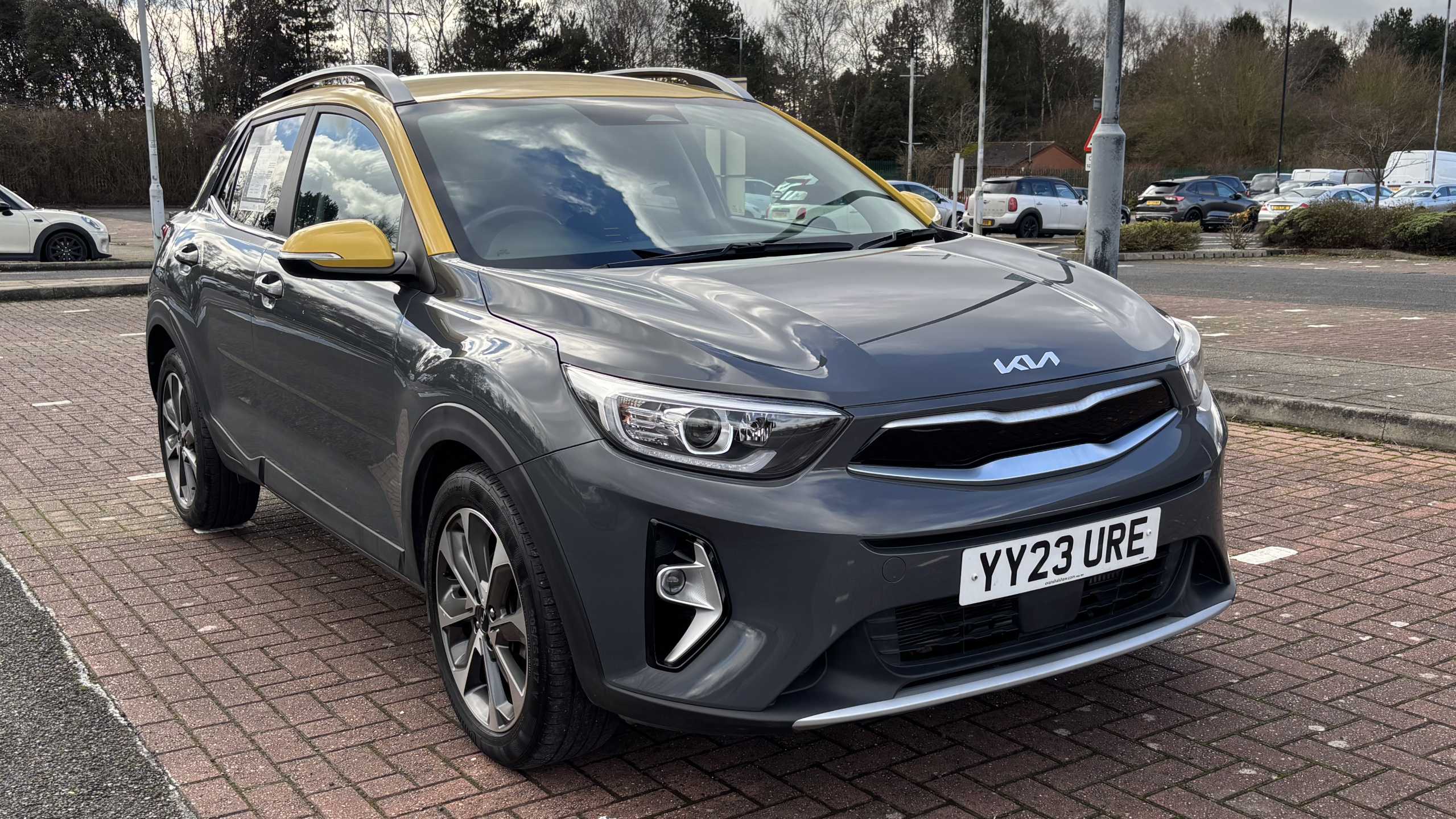 Main listing image - Kia Stonic