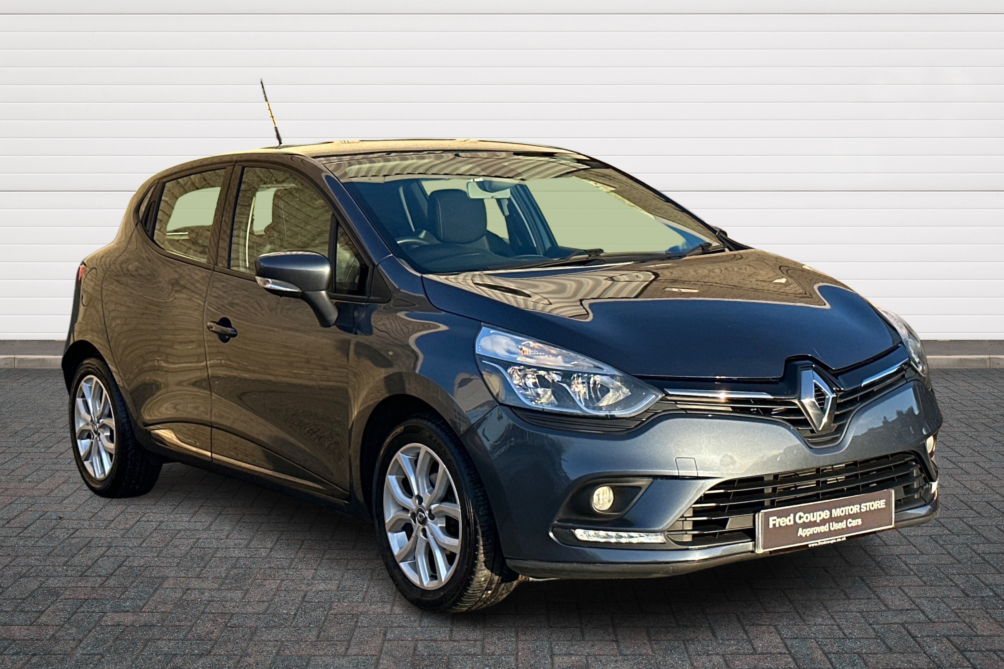 Main listing image - Renault Clio