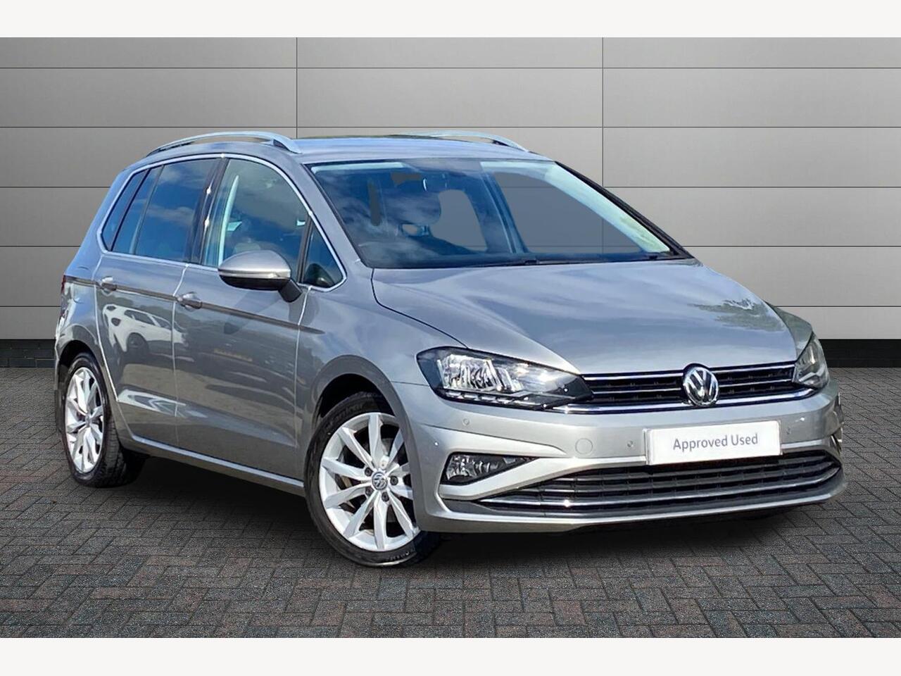 Main listing image - Volkswagen Golf SV