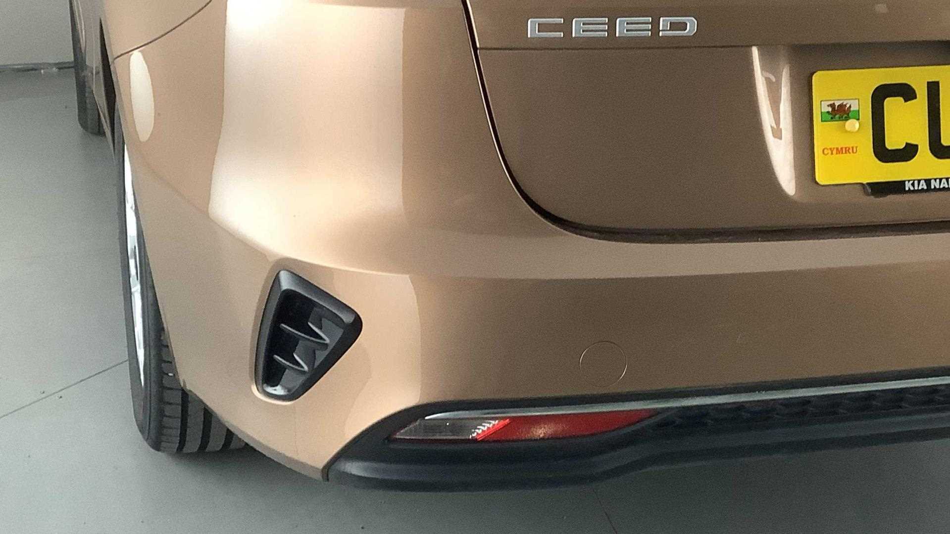 Main listing image - Kia Ceed SW