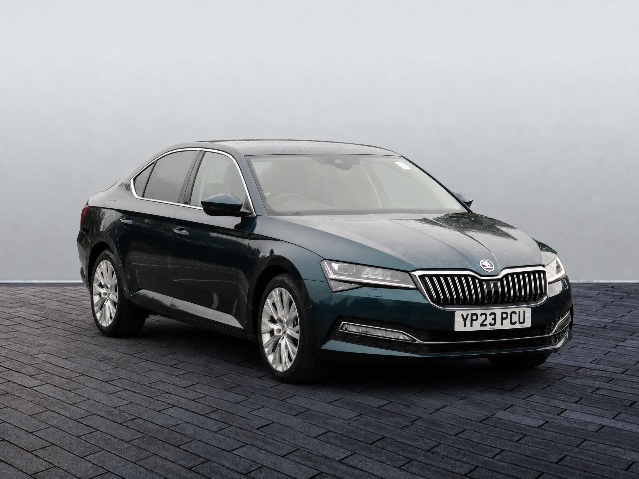 Main listing image - Skoda Superb