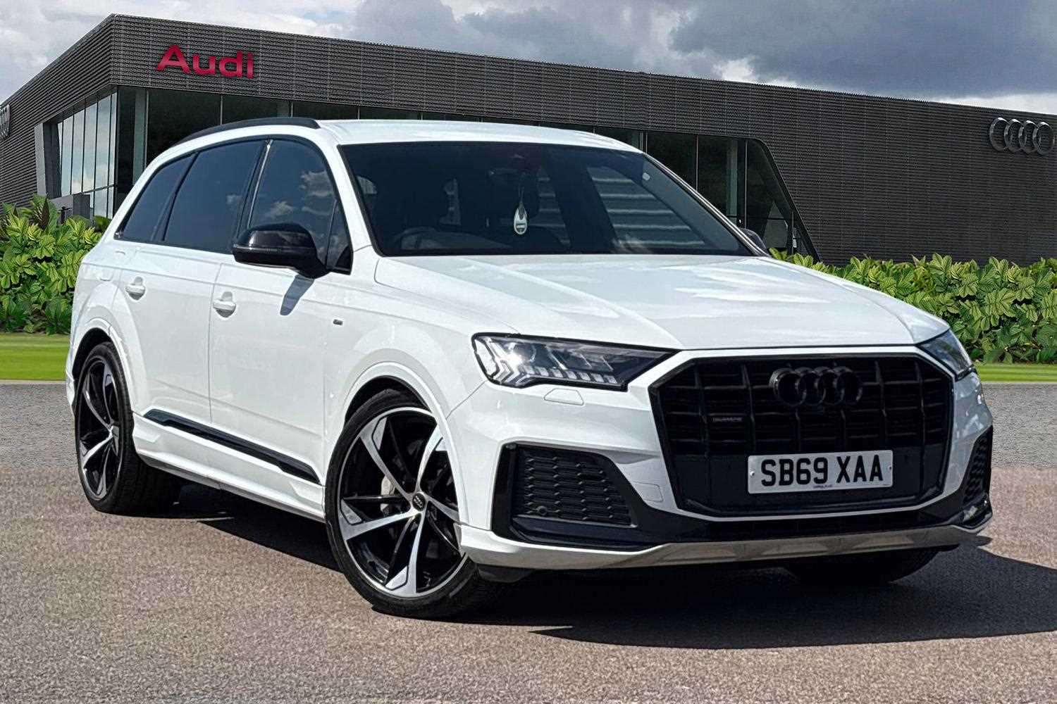 Main listing image - Audi Q7