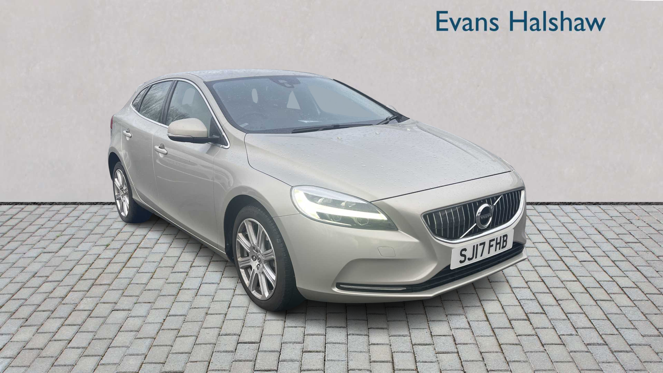 Main listing image - Volvo V40