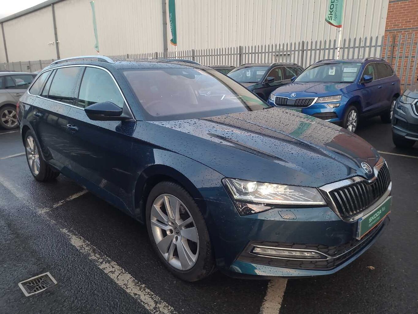 Main listing image - Skoda Superb Estate