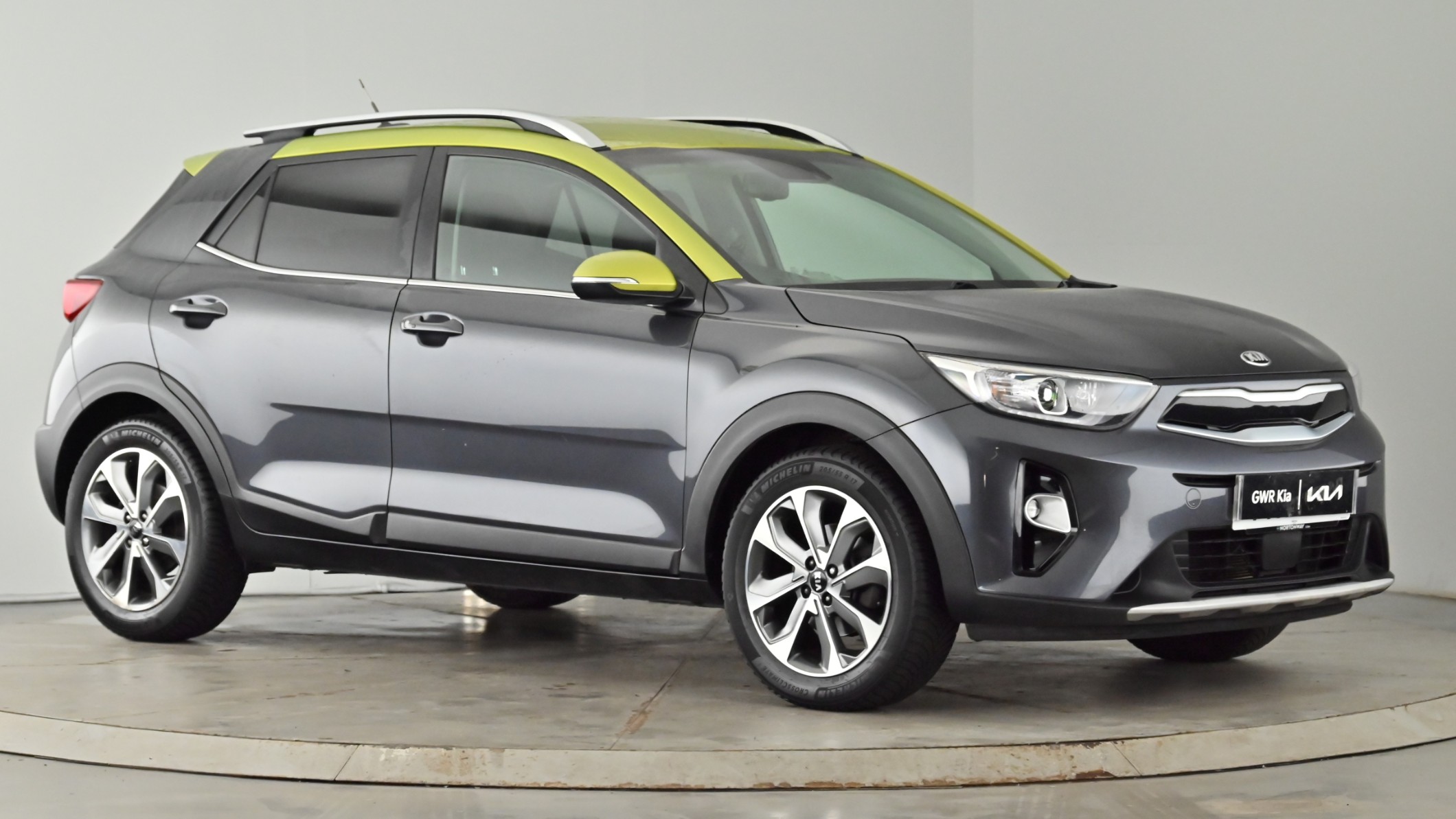 Main listing image - Kia Stonic