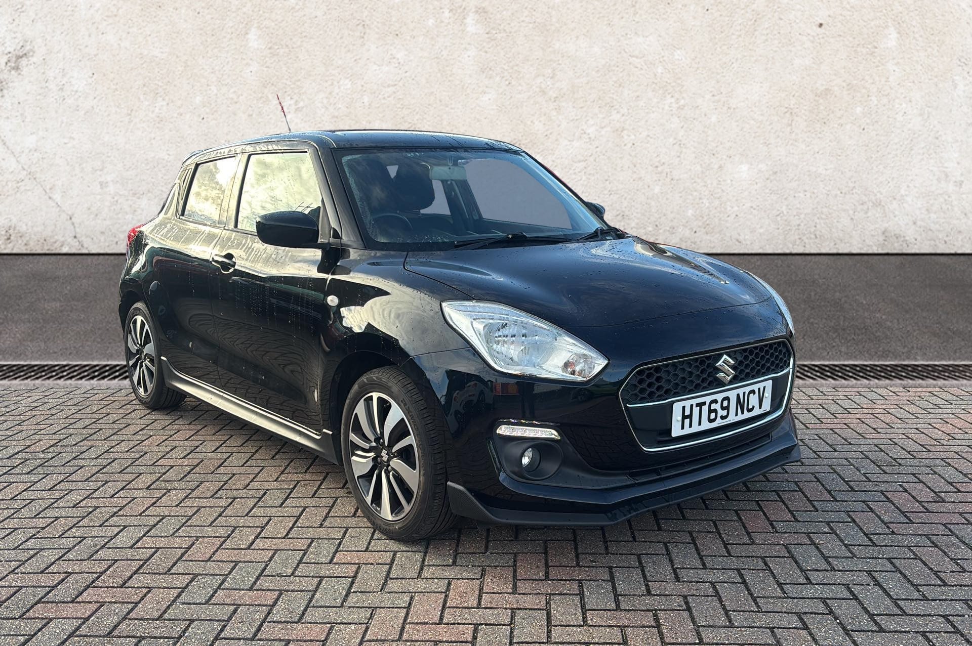 Main listing image - Suzuki Swift