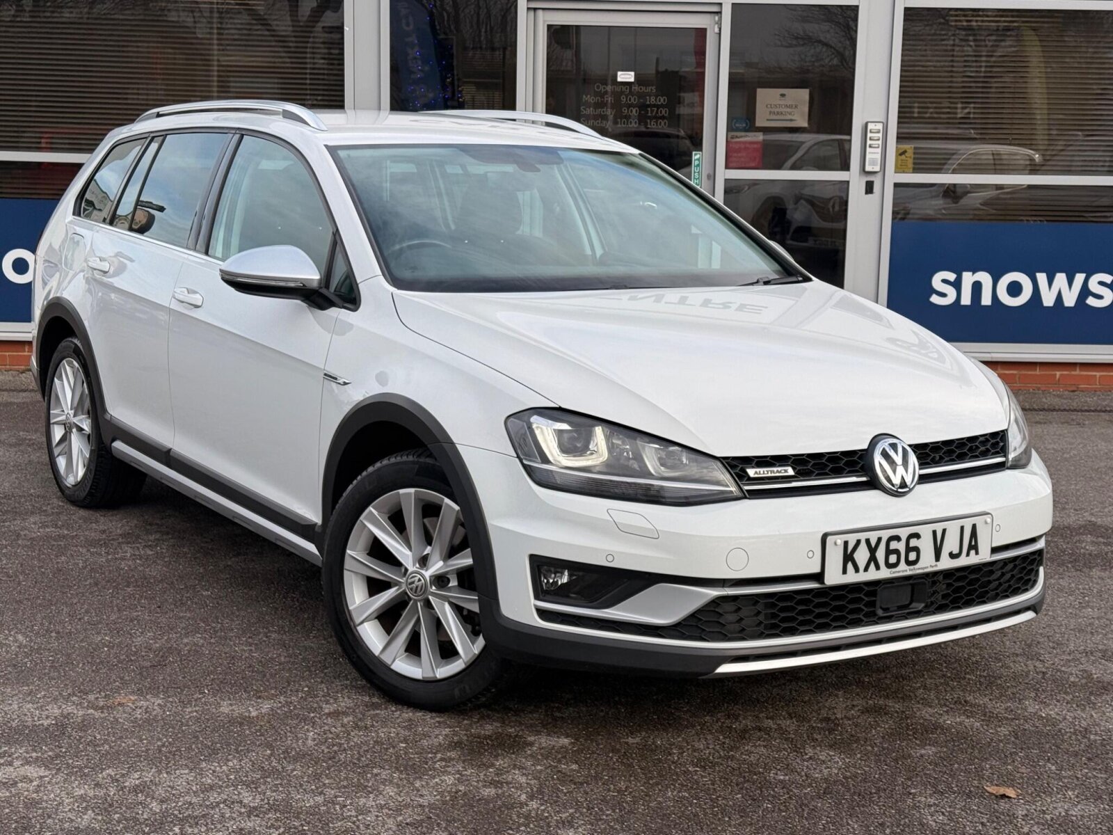 Main listing image - Volkswagen Golf Alltrack