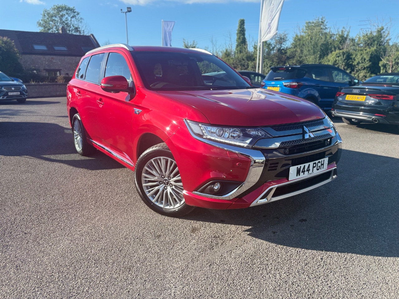 Main listing image - Mitsubishi Outlander