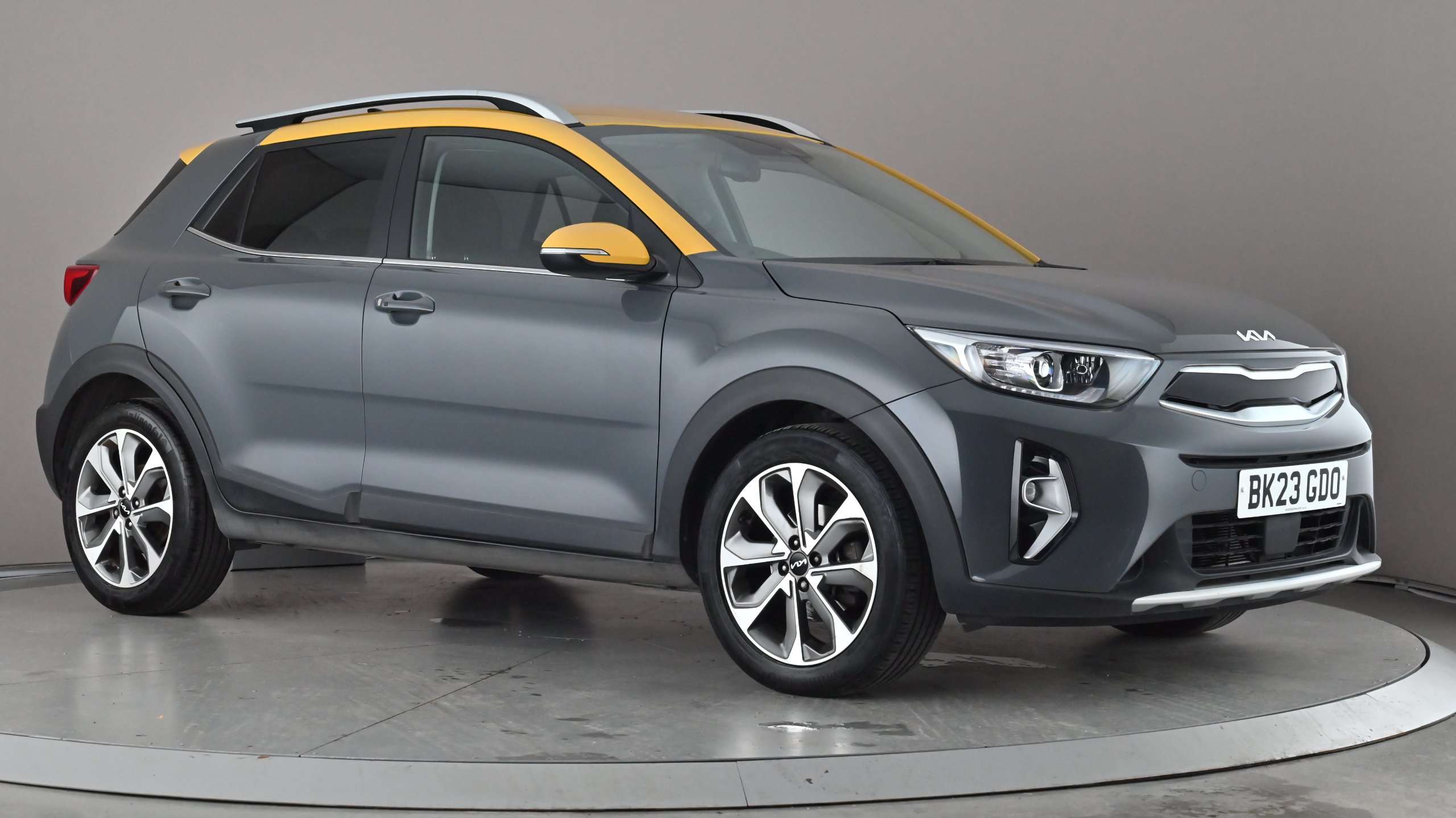 Main listing image - Kia Stonic