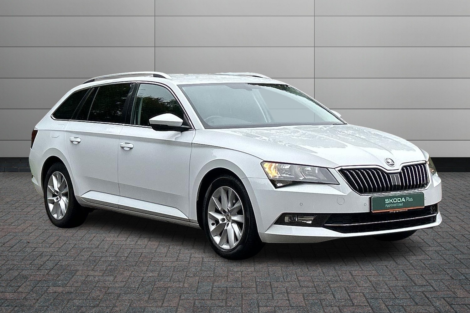 Main listing image - Skoda Superb Estate