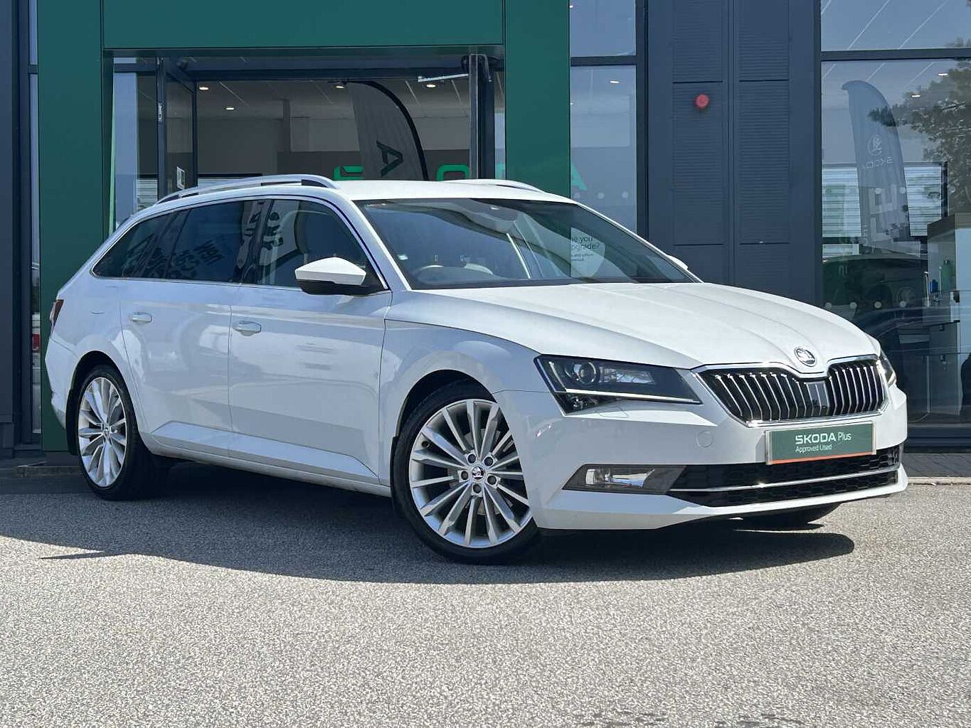 Main listing image - Skoda Superb Estate