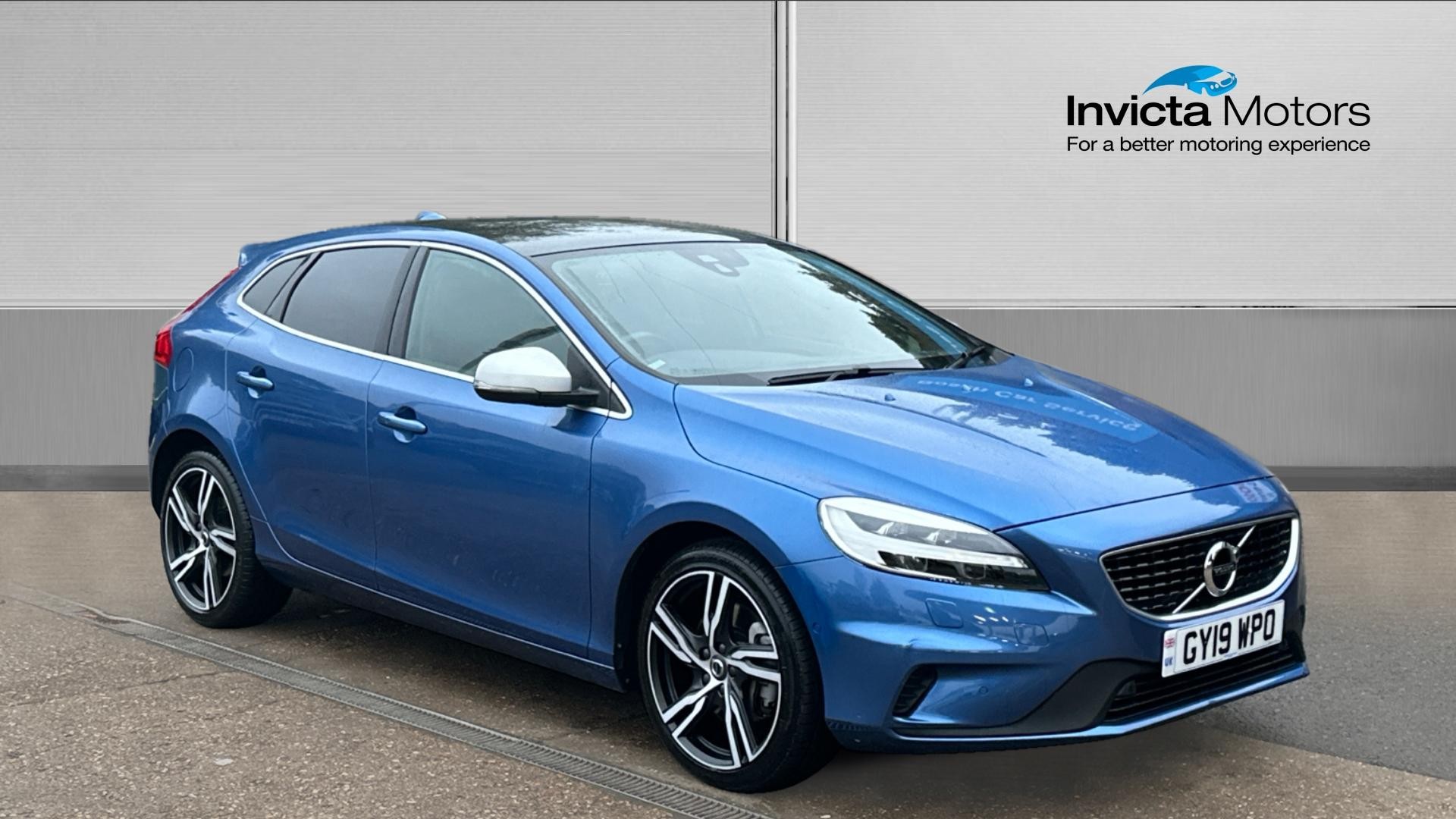 Main listing image - Volvo V40