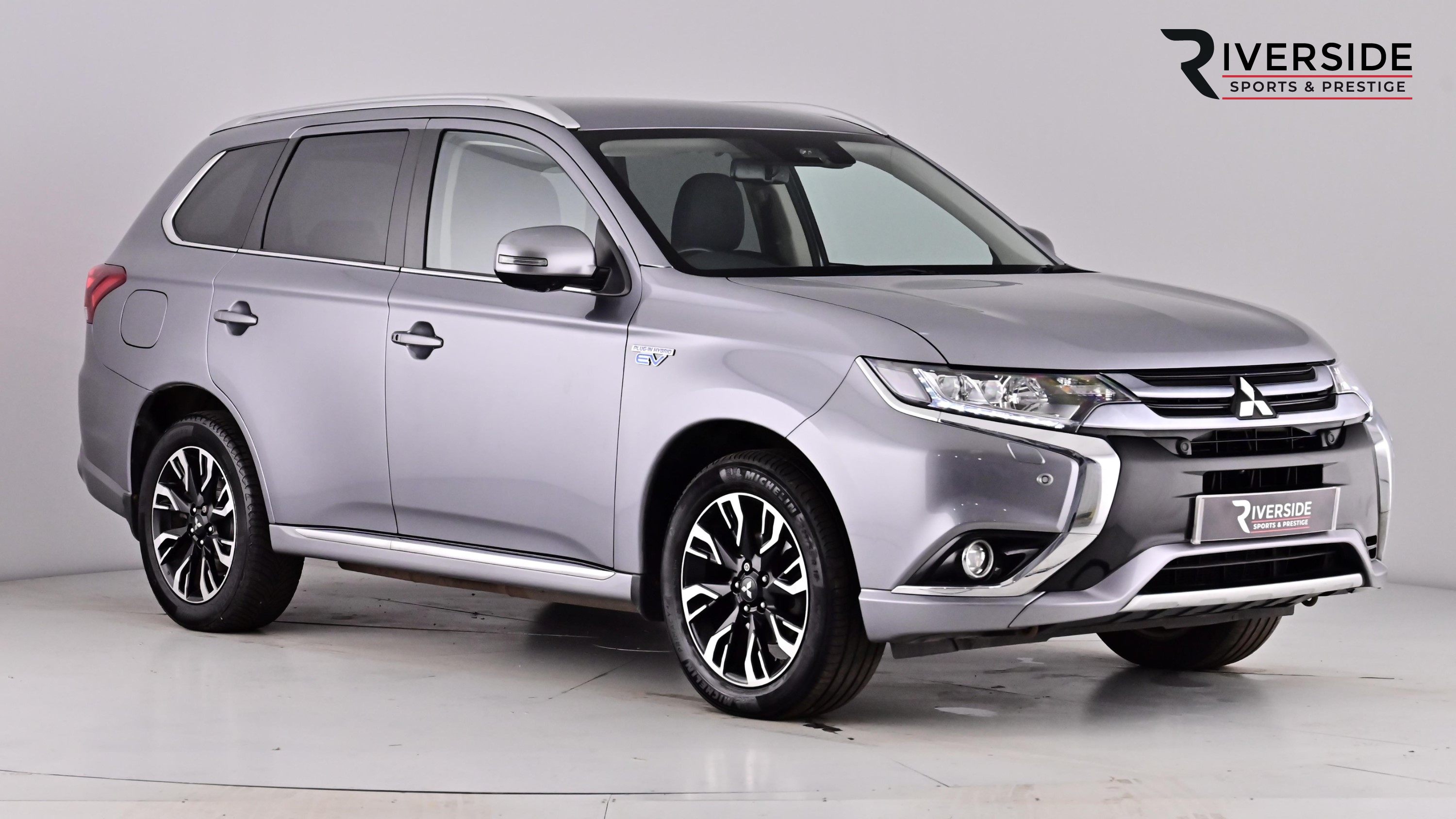 Main listing image - Mitsubishi Outlander