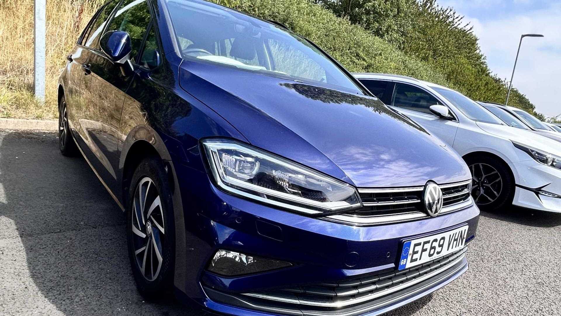 Main listing image - Volkswagen Golf SV