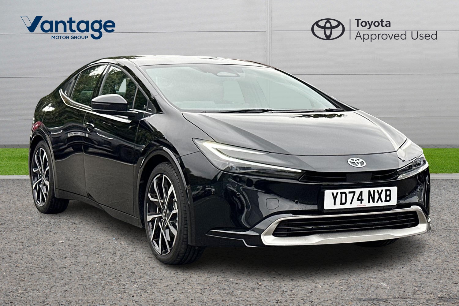 Main listing image - Toyota Prius Plug-In