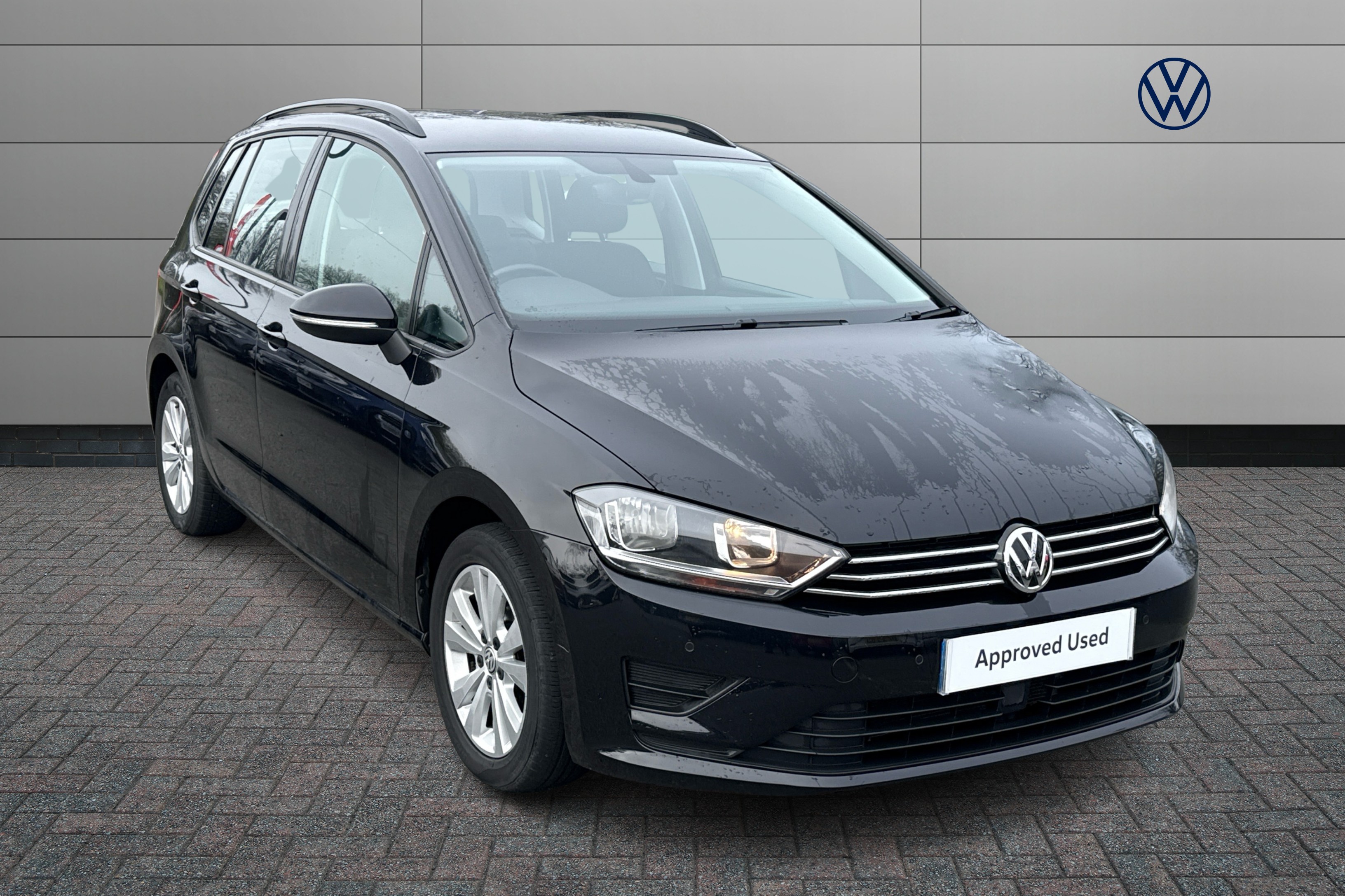 Main listing image - Volkswagen Golf SV