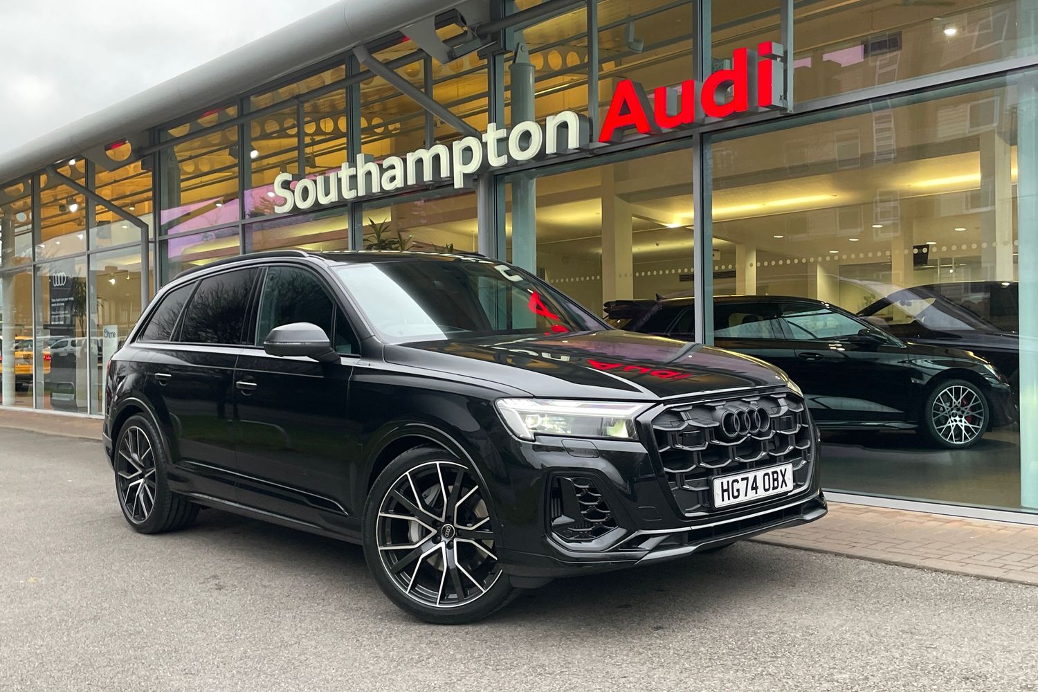 Main listing image - Audi Q7