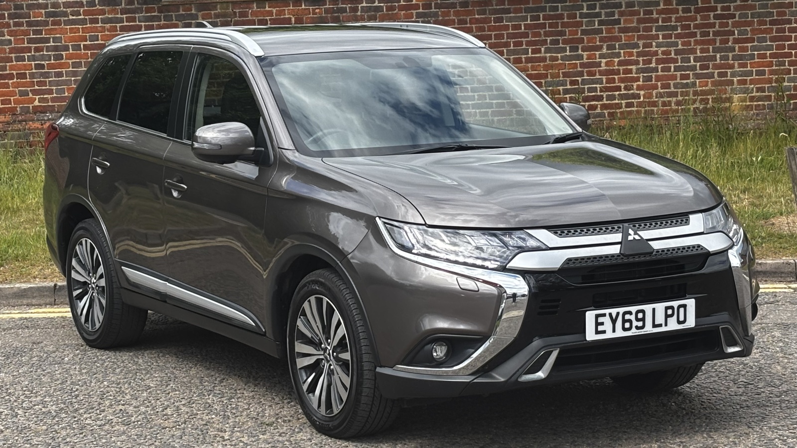 Main listing image - Mitsubishi Outlander