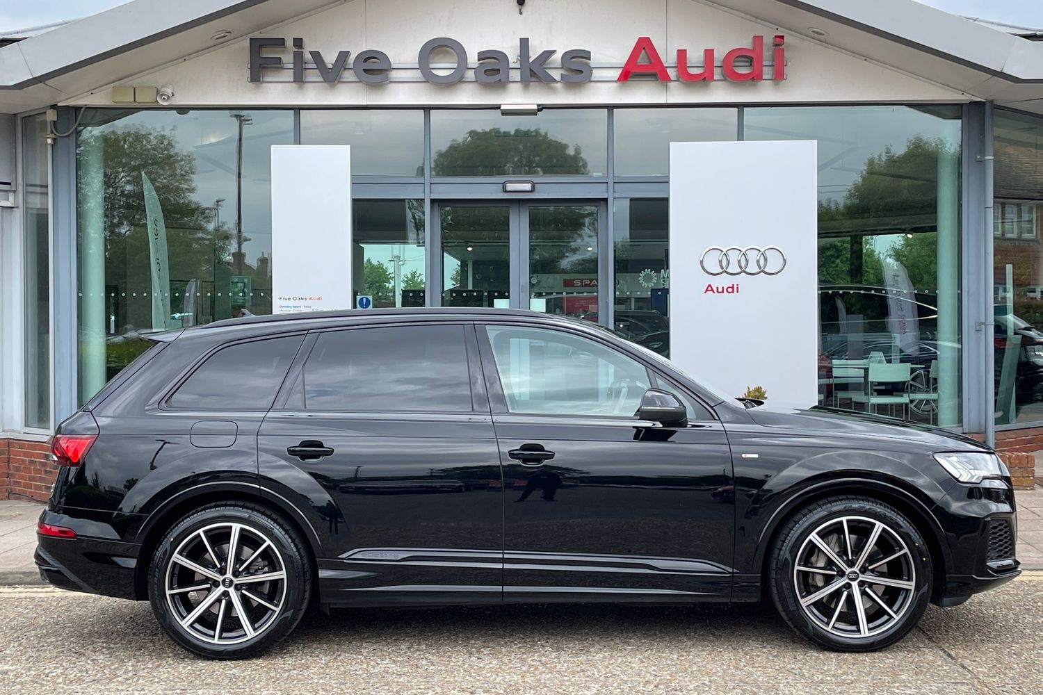 Main listing image - Audi Q7