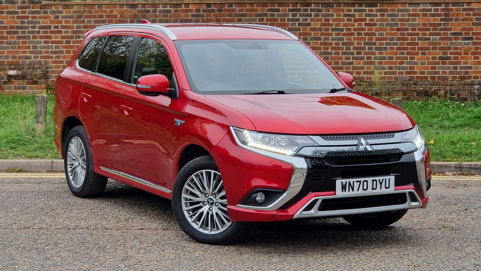 Main listing image - Mitsubishi Outlander