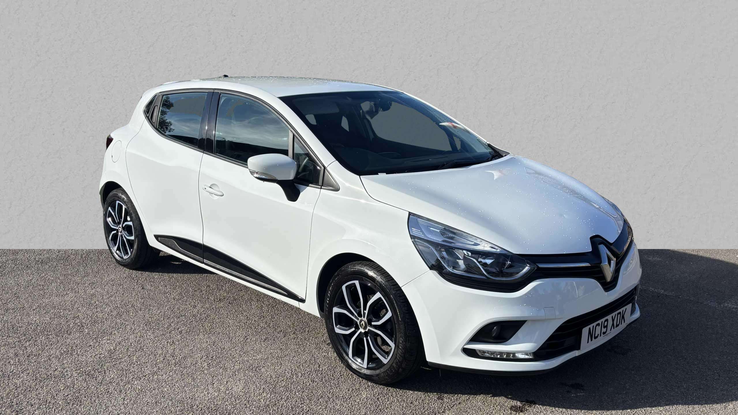 Main listing image - Renault Clio