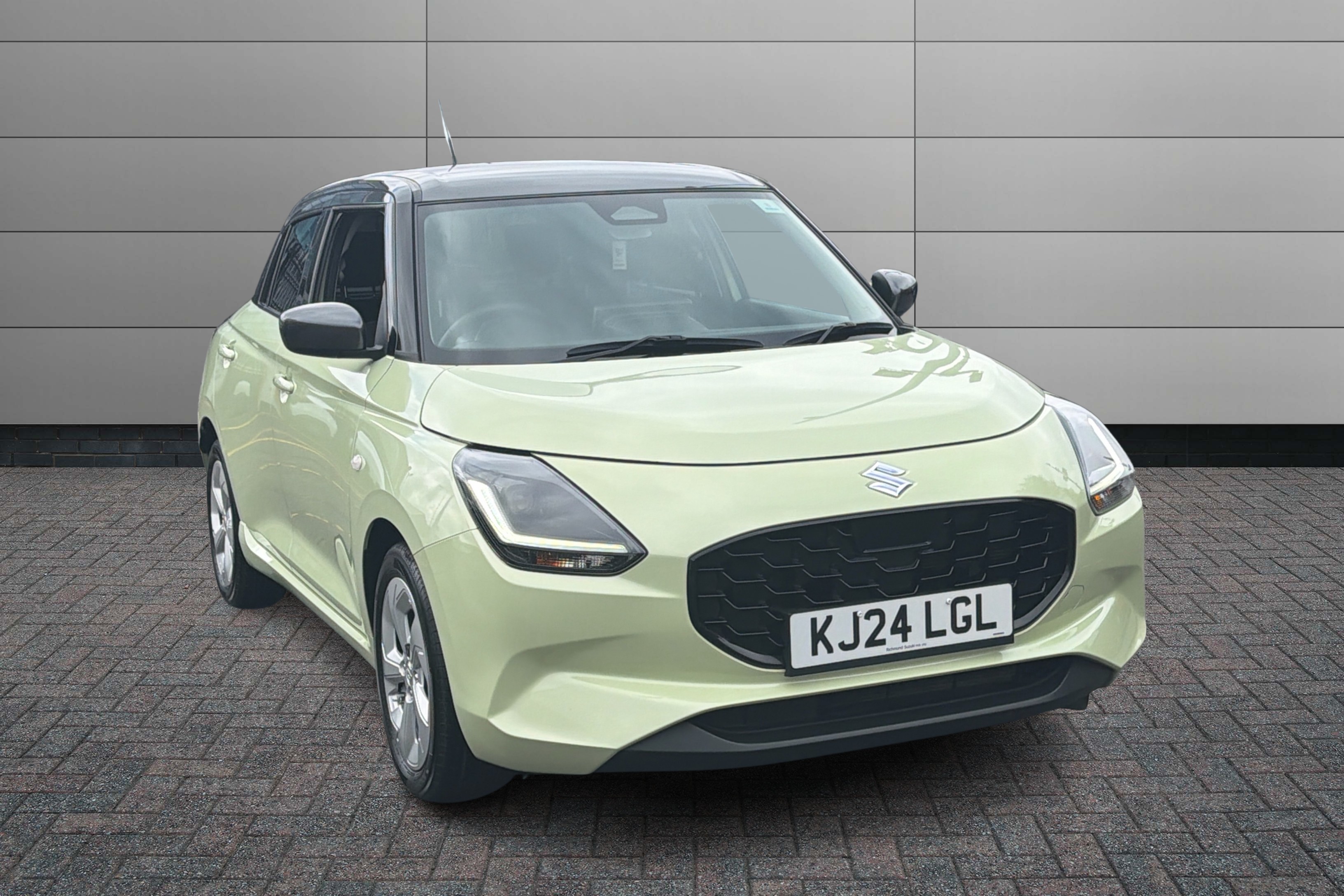 Main listing image - Suzuki Swift