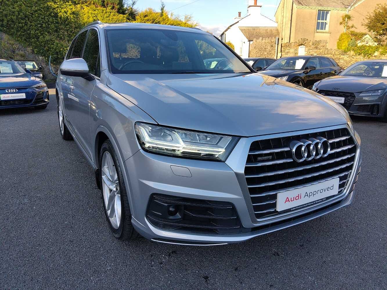 Main listing image - Audi Q7