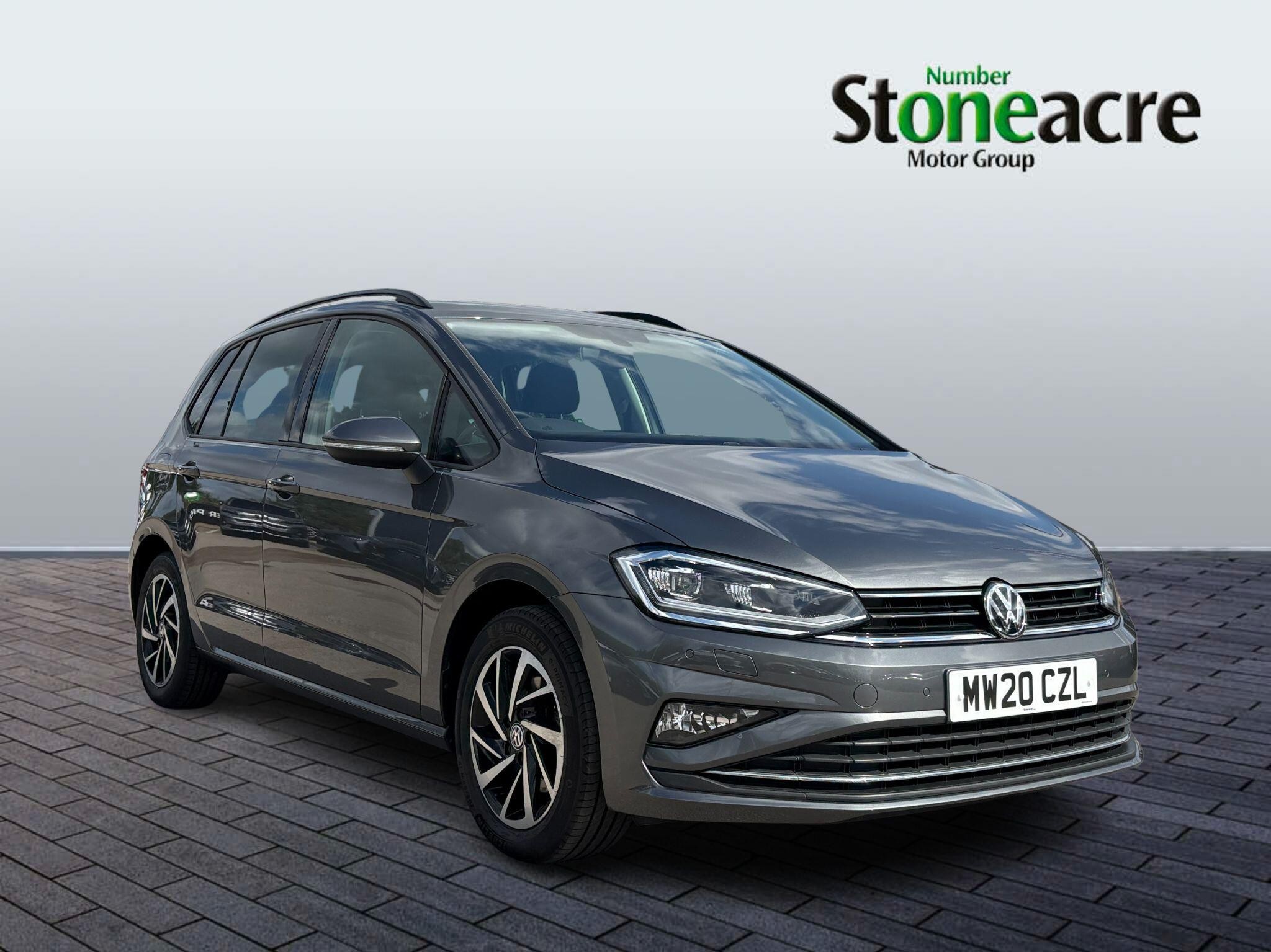 Main listing image - Volkswagen Golf SV