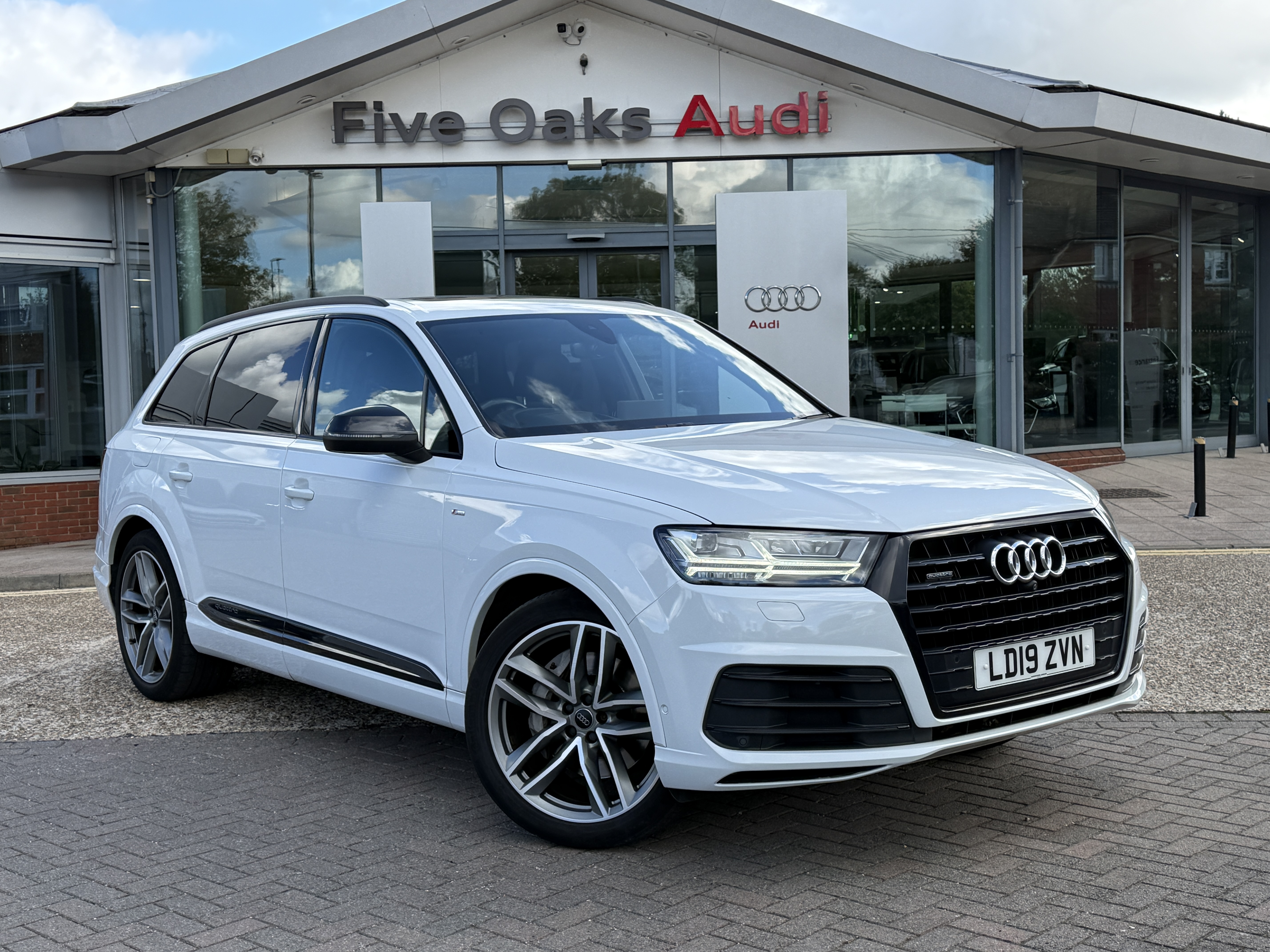 Main listing image - Audi Q7