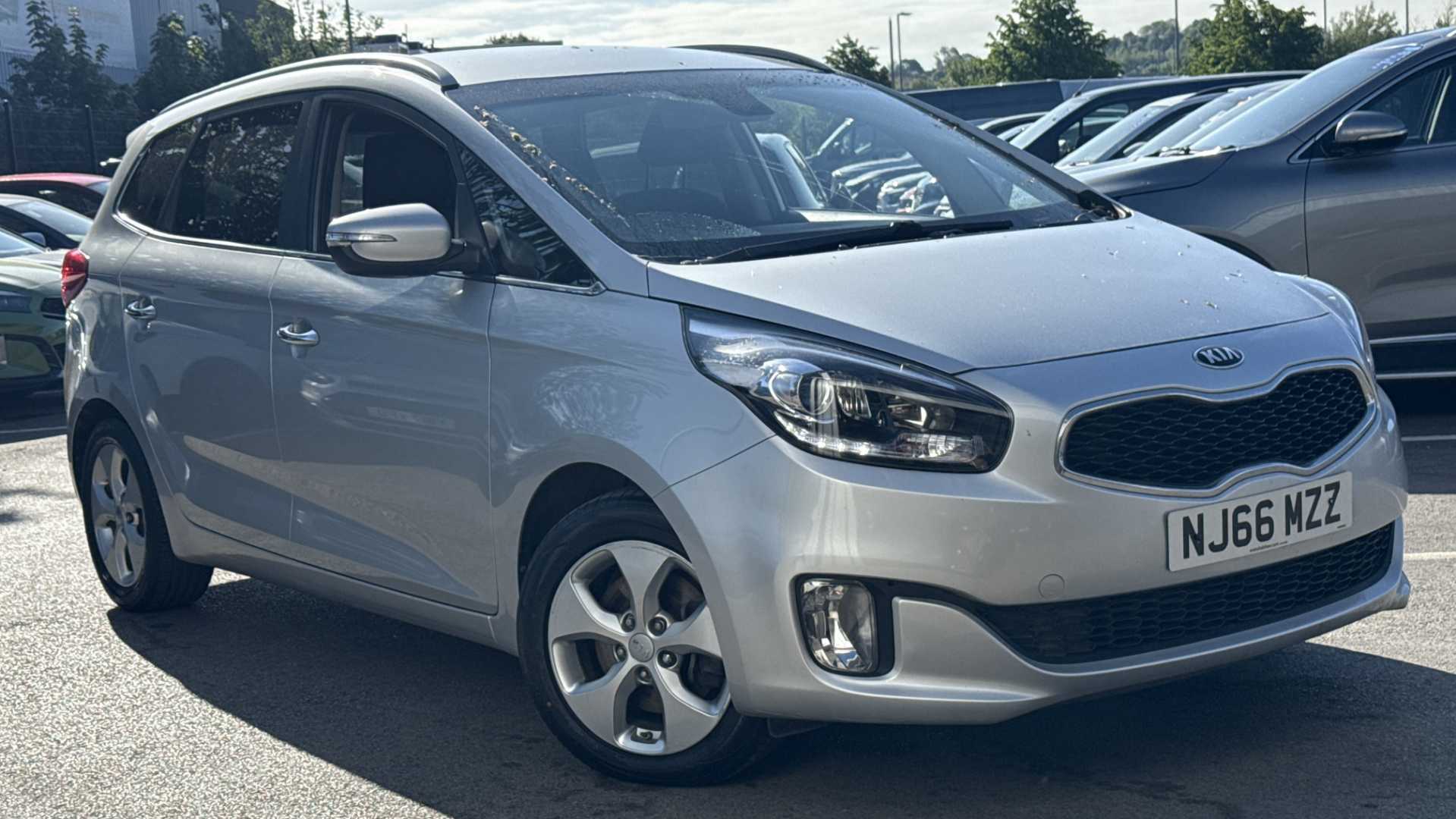 Main listing image - Kia Carens