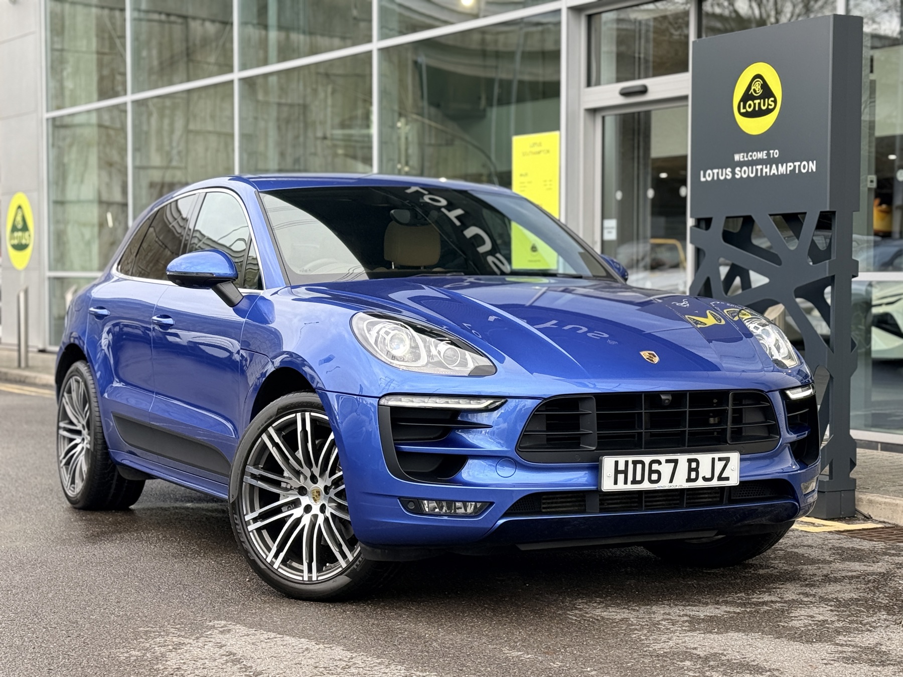 Main listing image - Porsche Macan