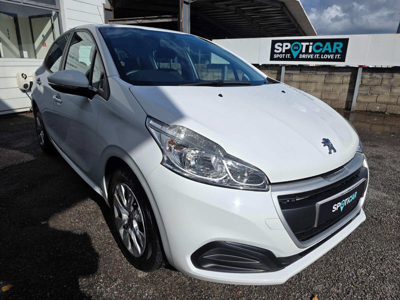 Main listing image - Peugeot 208
