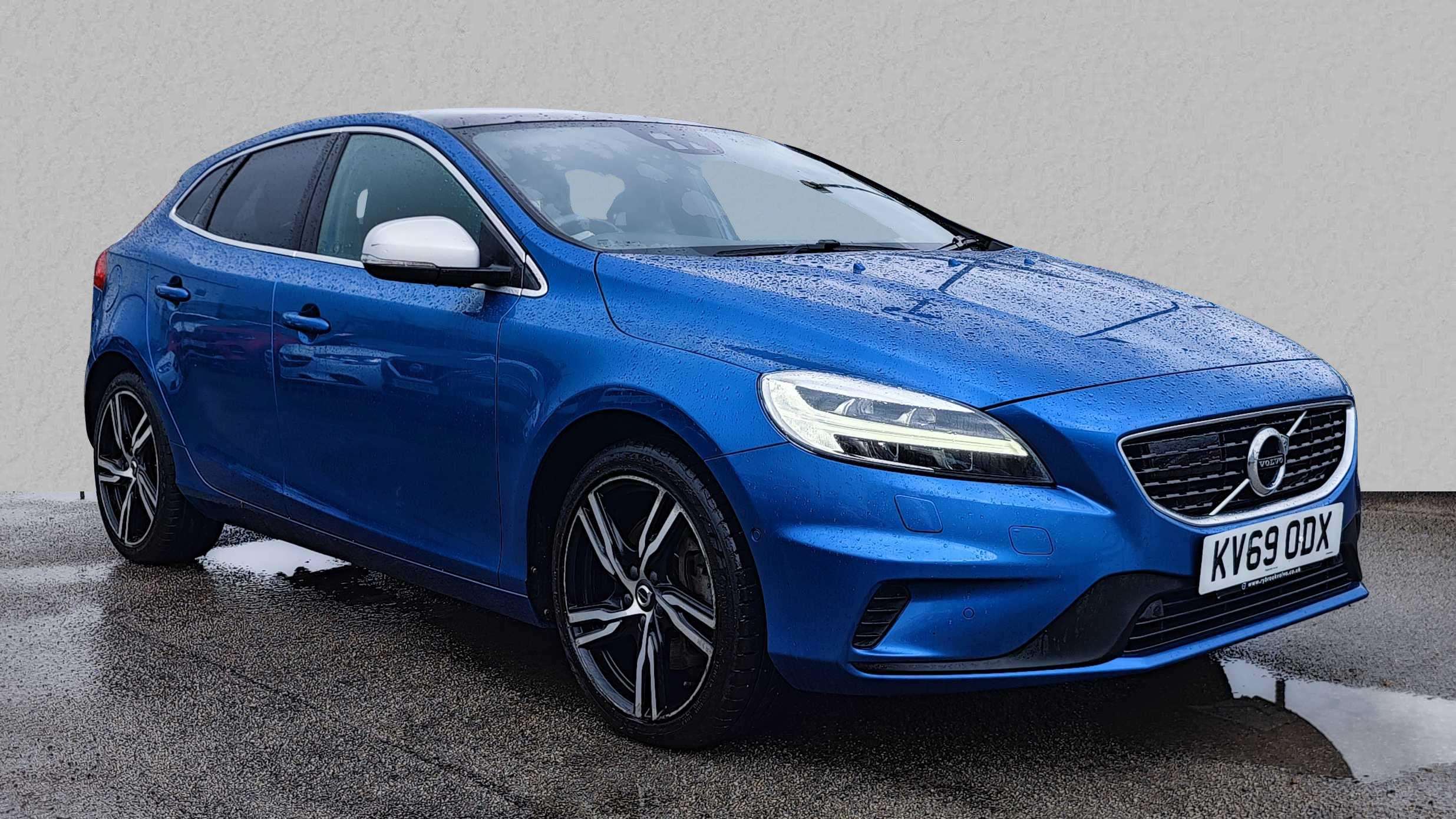 Main listing image - Volvo V40