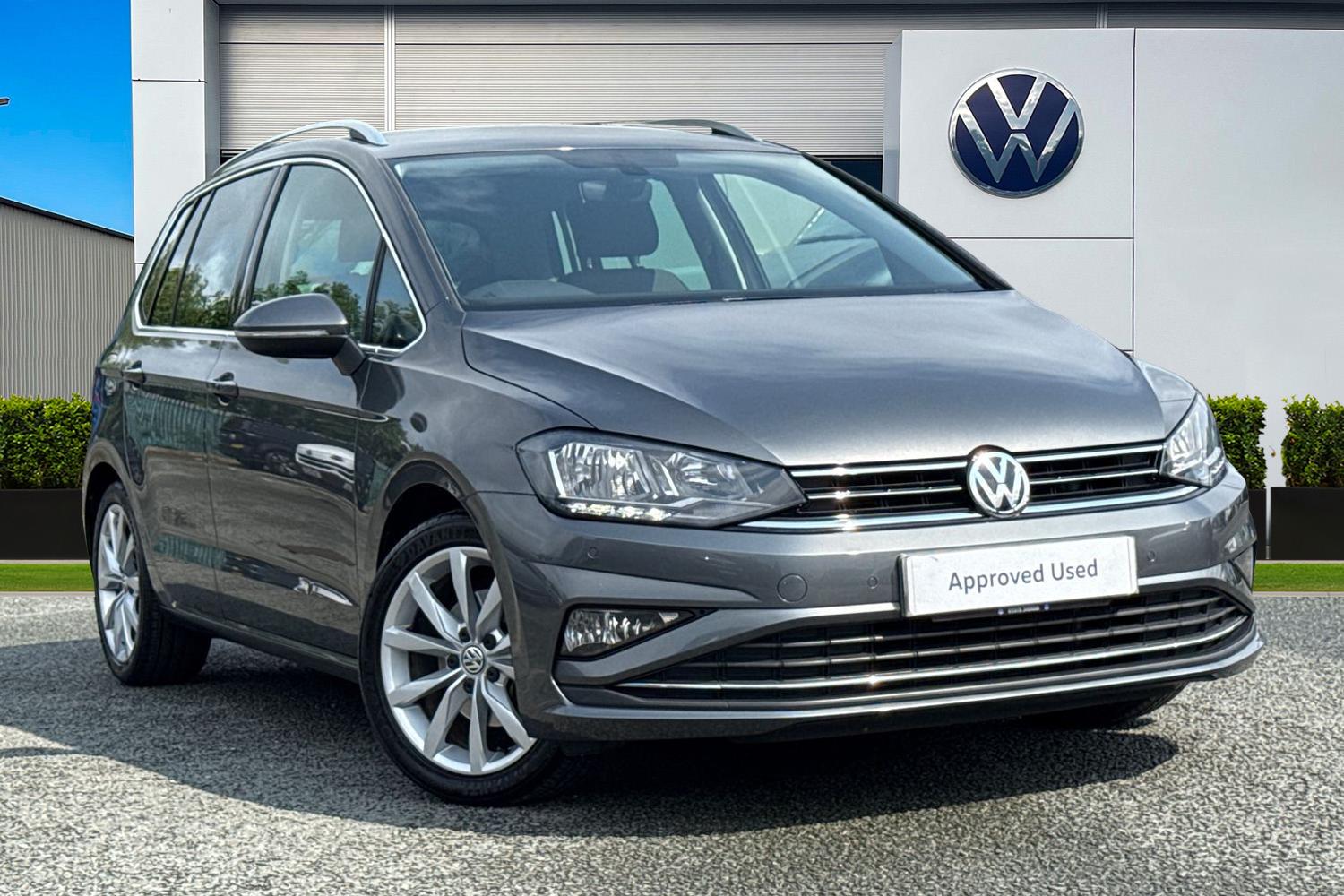 Main listing image - Volkswagen Golf SV