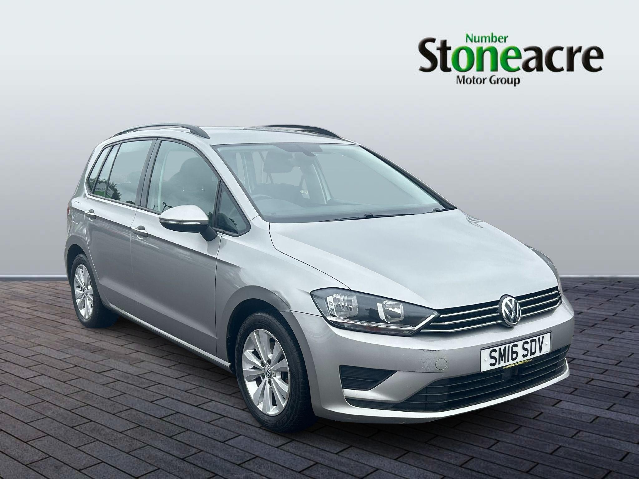 Main listing image - Volkswagen Golf SV
