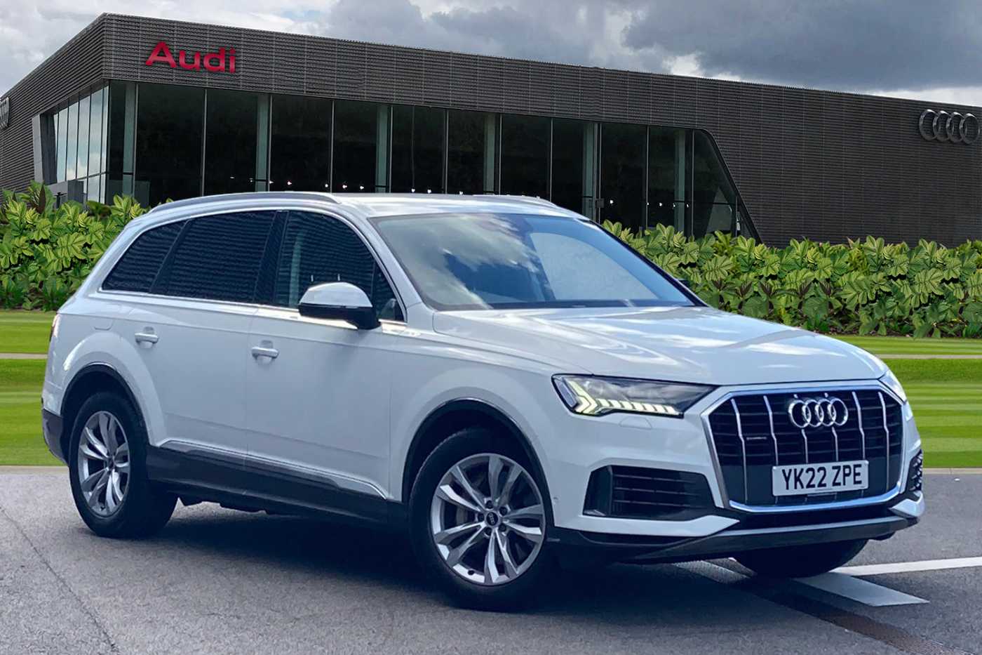 Main listing image - Audi Q7