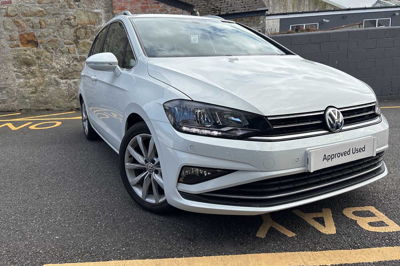 Main listing image - Volkswagen Golf SV