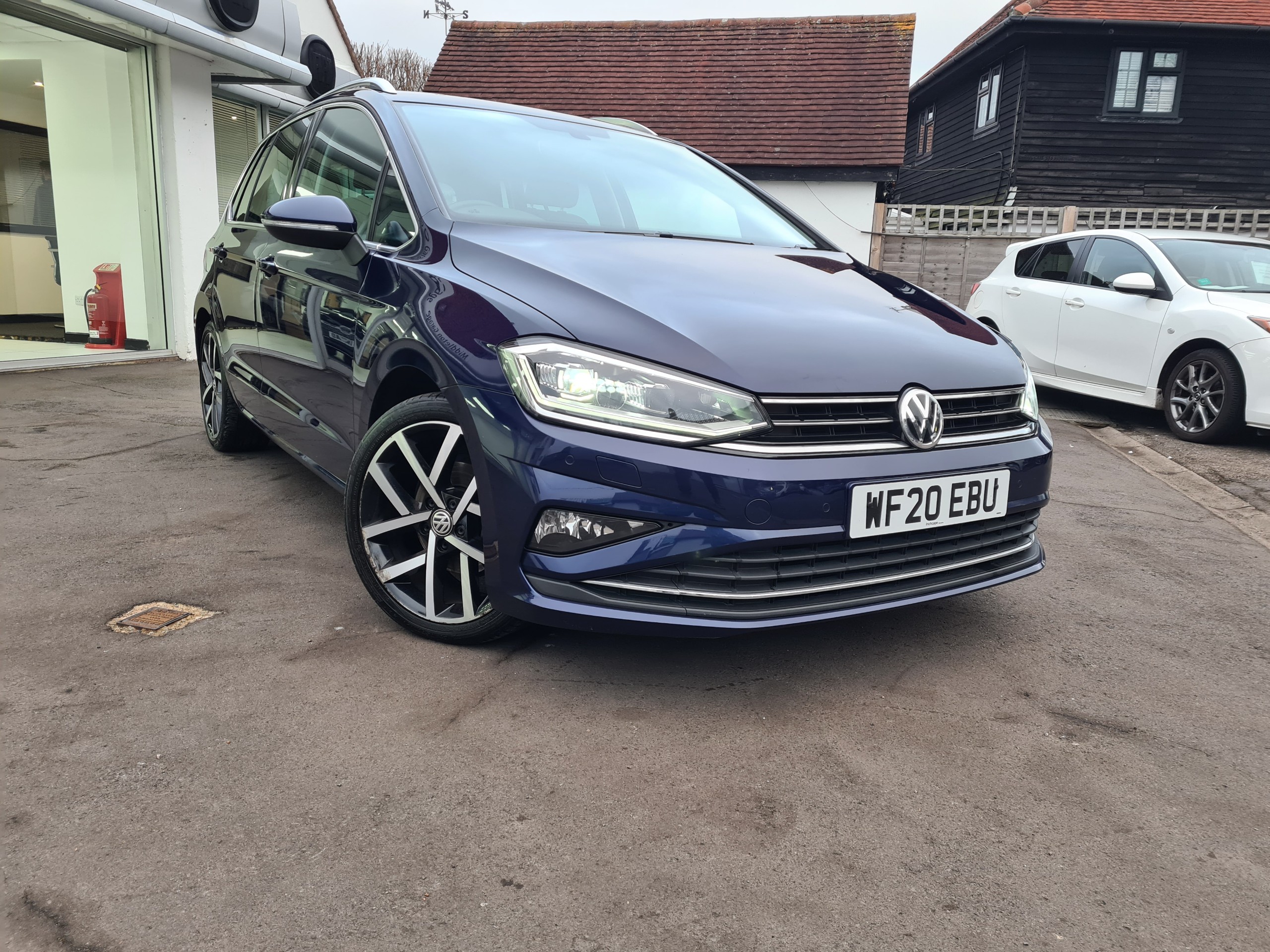 Main listing image - Volkswagen Golf SV