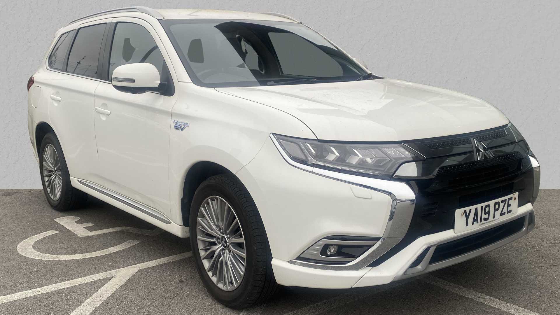 Main listing image - Mitsubishi Outlander