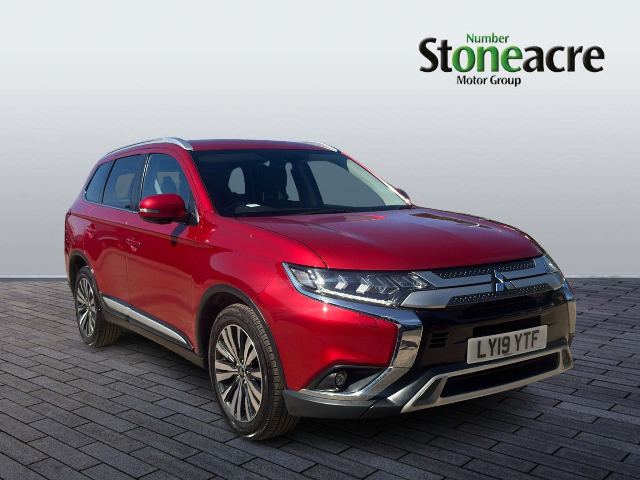 Main listing image - Mitsubishi Outlander