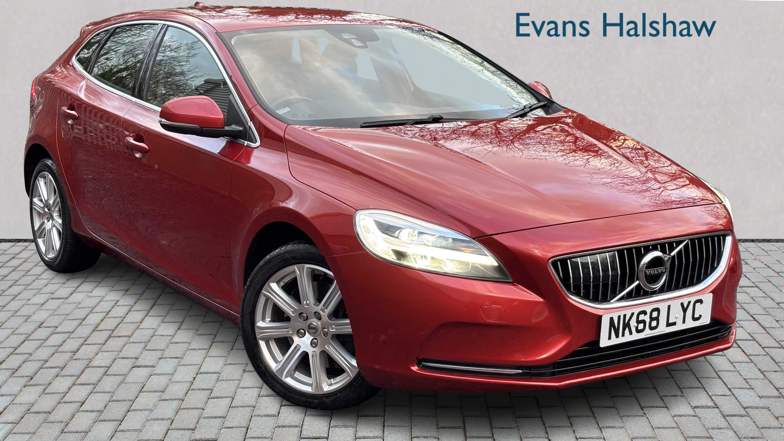 Main listing image - Volvo V40