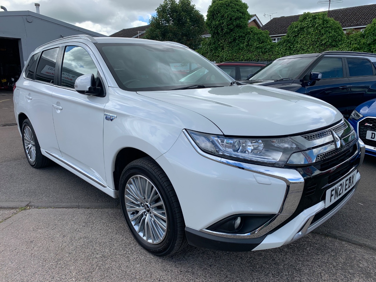 Main listing image - Mitsubishi Outlander