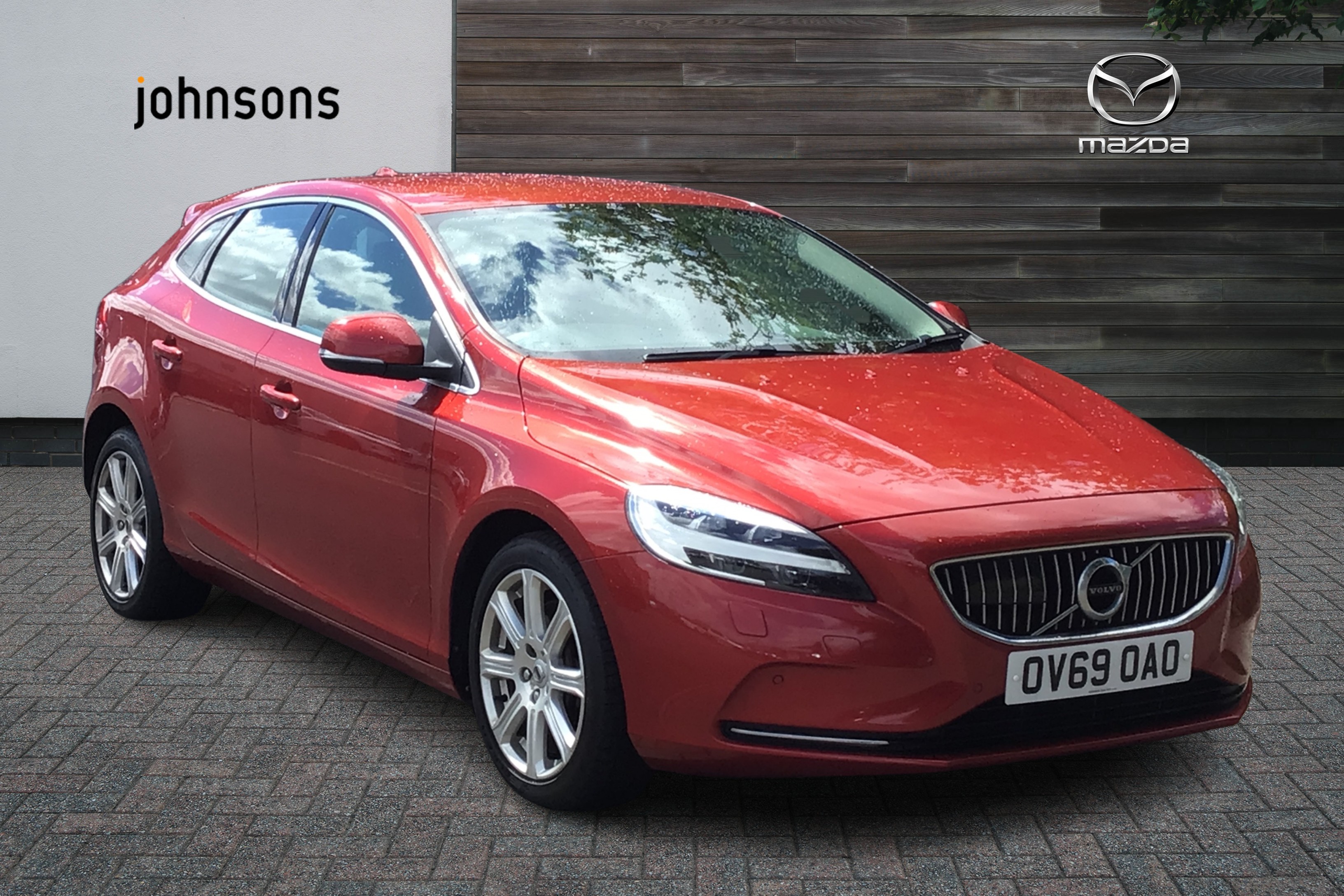 Main listing image - Volvo V40