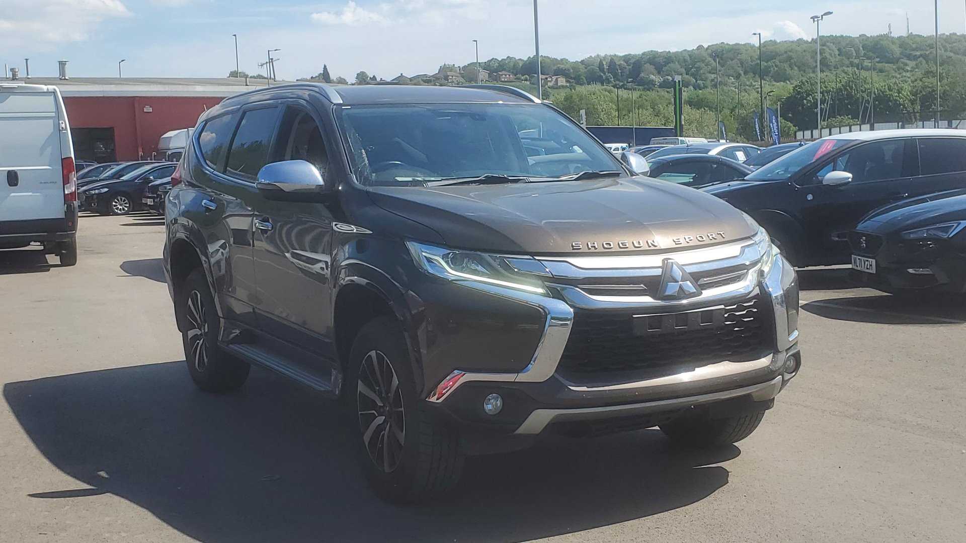 Main listing image - Mitsubishi Shogun Sport